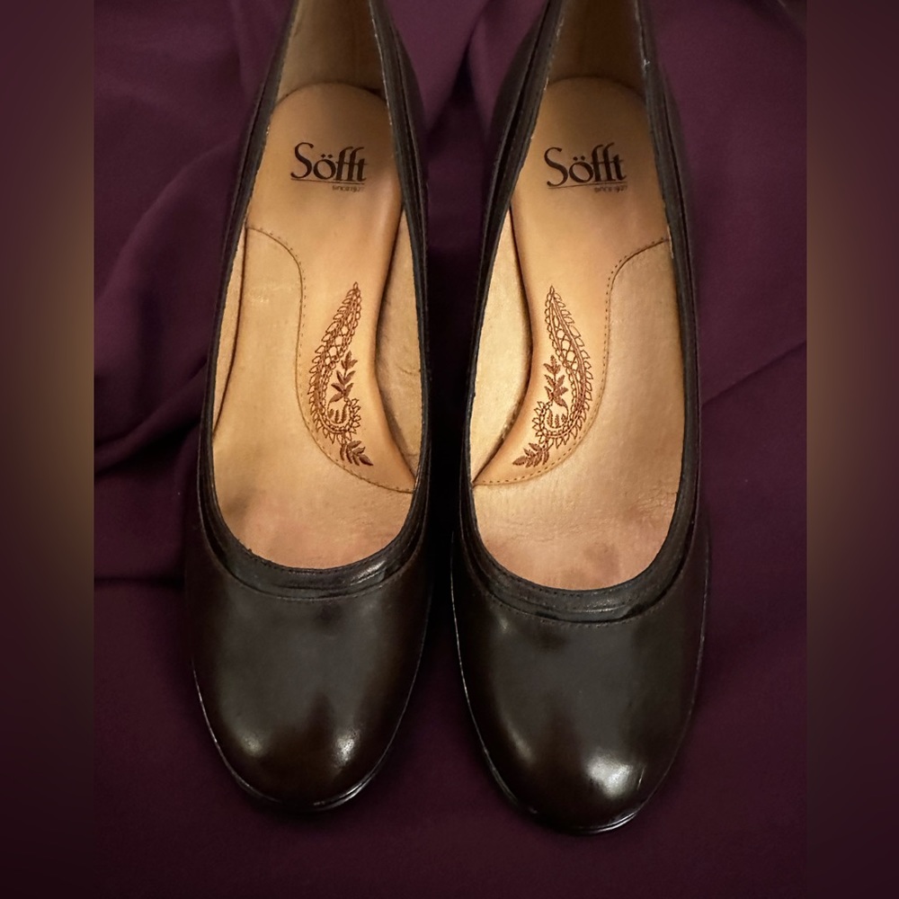 Sofft “D’Orsay” Round Toe Heels in Dark Brown Leather. Size 9.